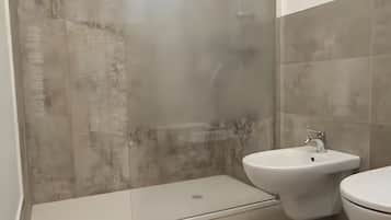 Douche, sèche-cheveux, serviettes fournies