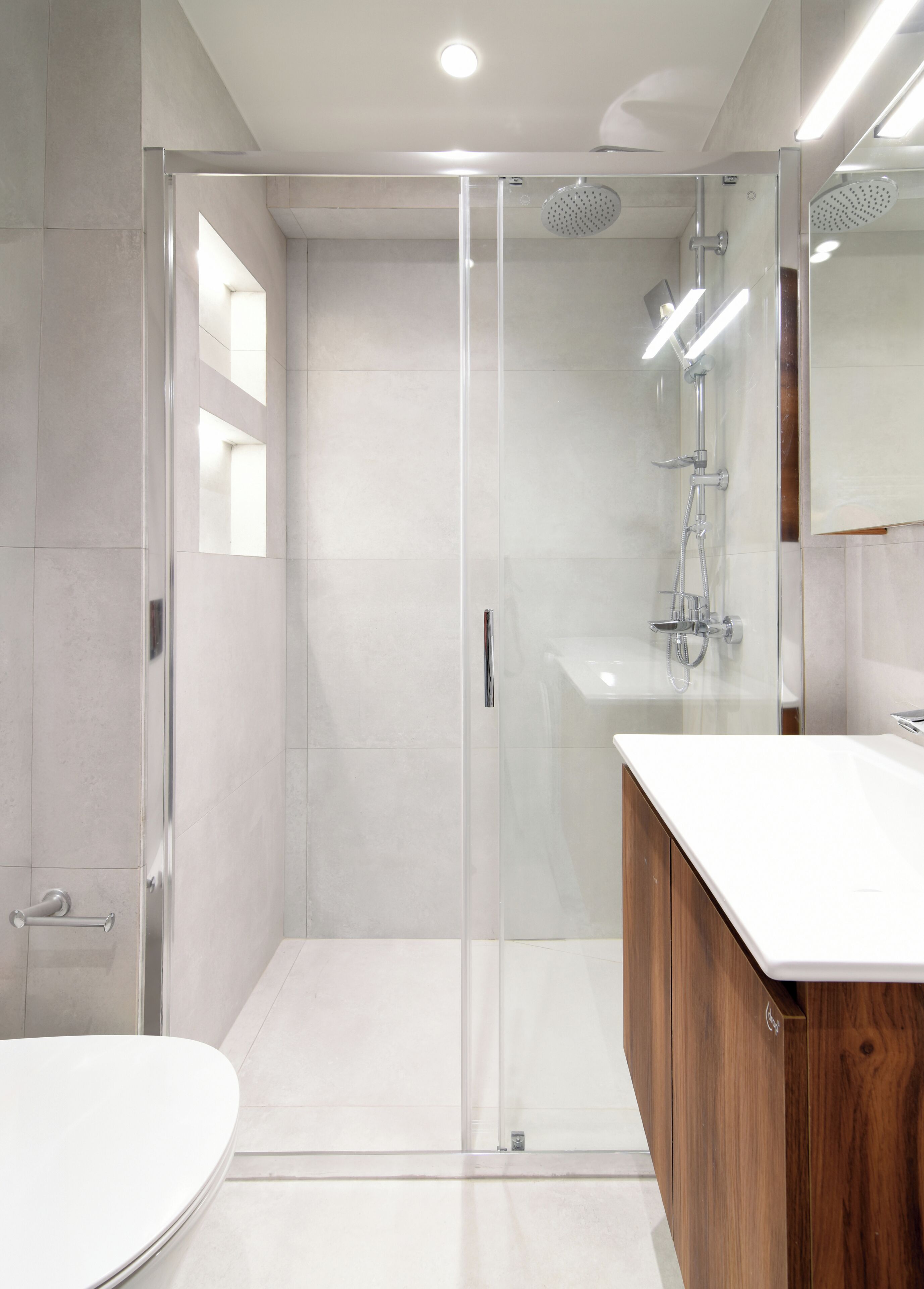 Comfort studio, balkon | Badkamer | Een douche, gratis toiletartikelen, een haardroger, pantoffels