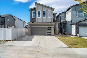 Exterior - 2BR Stylish & Private Suite SE! FREE Banff Pass! Book Stampede! (Calgary)