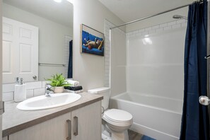 Shower, hair dryer, towels, shampoo - 2BR Stylish & Private Suite SE! FREE Banff Pass! Book Stampede! (Calgary)