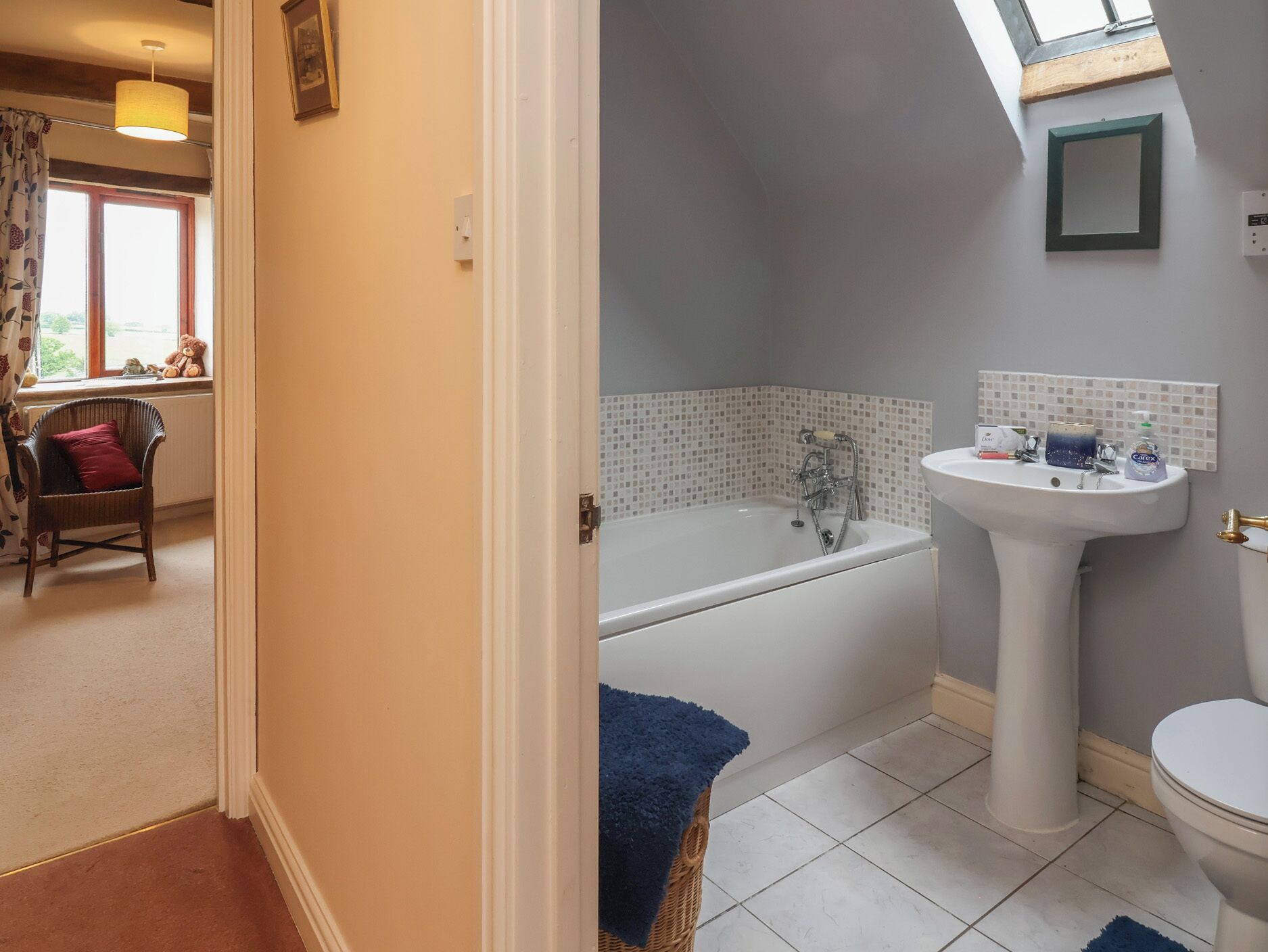 Ein Badezimmer mit Badewanne, Waschbecken und Toilette.
