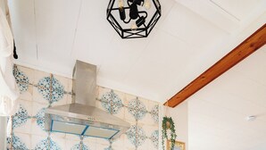 Une cuisine équipée d’une cuisinière en acier inoxydable, de meubles de rangement en bois et d’un lave-vaisselle.