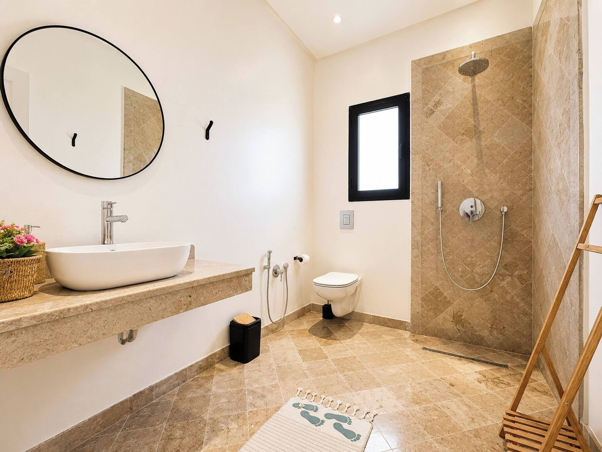 Un bagno con lavandino, wc, doccia e specchio.