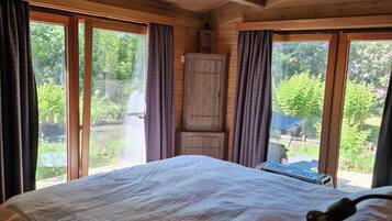 2 slaapkamers, een strijkplank/strijkijzer, gratis wifi, beddengoed