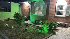 Terrace/patio - The house has 3 bedrooms, 3 bathrooms, a kitchen, and a spacious living room for added comfort. (Praia Grande)