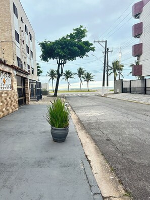 Property grounds - The house has 3 bedrooms, 3 bathrooms, a kitchen, and a spacious living room for added comfort. (Praia Grande)