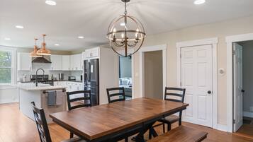 House, 4 Bedrooms | Dining