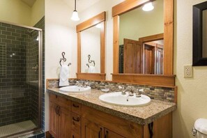 Appart'hôtel, 3 chambres | Salle de bain | Serviettes fournies, shampoing