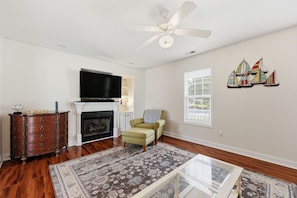 Smart TV - Salty Paws Cottage - Where Coastal Comfort Meets Pet-Friendly Living! (Beaufort)