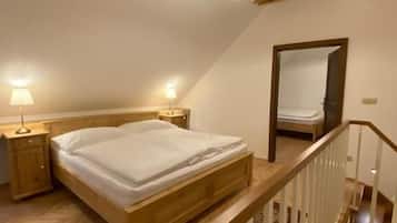 Deluxe Quadruple Room, Balcony, City View | Meja, Wi-fi percuma, akses kerusi roda