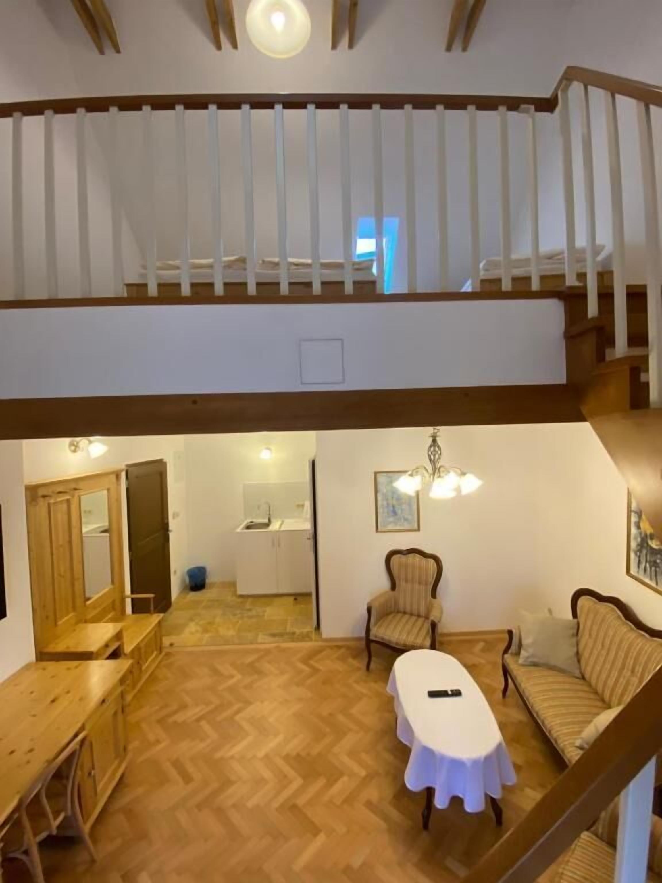Chambre Triple Deluxe, vue ville | Coin séjour