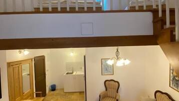 Chambre Triple Deluxe, vue ville | Coin séjour