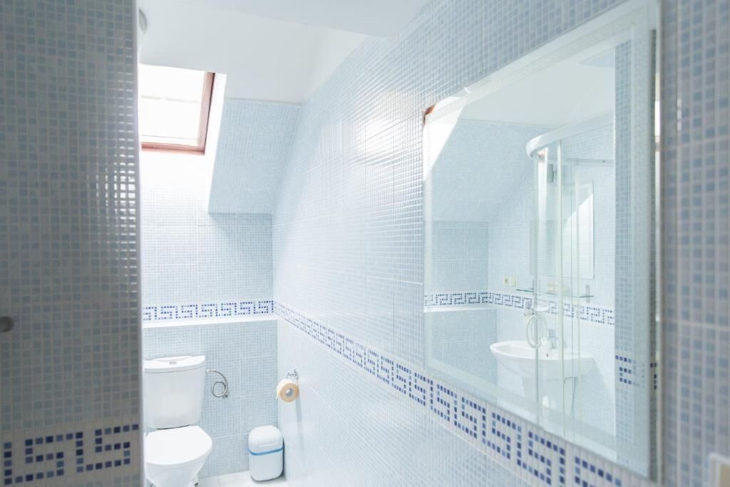Habitación cuádruple, vistas a la ciudad | Baño | Secador de pelo, toallas, jabón y papel higiénico