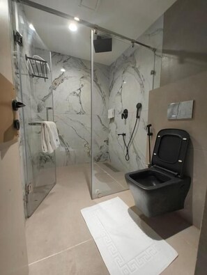 Kamar Double Eksekutif, balkon, pemandangan kota | Kamar mandi | Shower, sandal, handuk, dan sabun