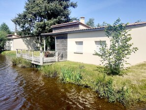 Exterior - Gîte 6 pers. • Terrace overlooking pond - Indoor swimming pool & free children's fishing (Magnac-Laval)