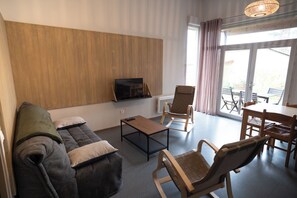 TV, books - Gîte 6 pers. • Terrace overlooking pond - Indoor swimming pool & free children's fishing (Magnac-Laval)