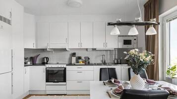 Geladeira, micro-ondas, fogão, cooktop