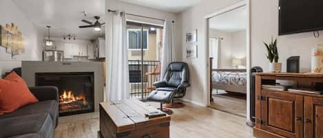 Tabla de planchar con plancha, wifi gratis y ropa de cama