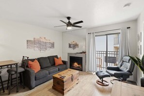 Smart TV, fireplace - Park City 1 Bedroom | Hot Tub, Pool & Bus Route (Park City)