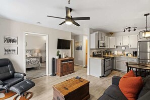 Smart TV, fireplace - Park City 1 Bedroom | Hot Tub, Pool & Bus Route (Park City)