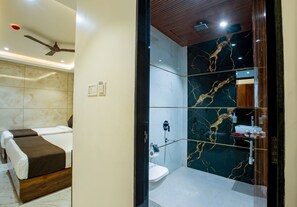 Kamar Triple Deluks | Kamar mandi | Perlengkapan mandi gratis, handuk, sabun, dan sampo