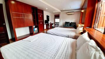 Habitación cuádruple Deluxe, vistas a la piscina | Escritorio