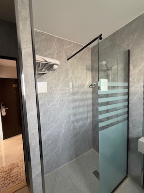Bañera con ducha, artículos de tocador gratuitos, secador de pelo