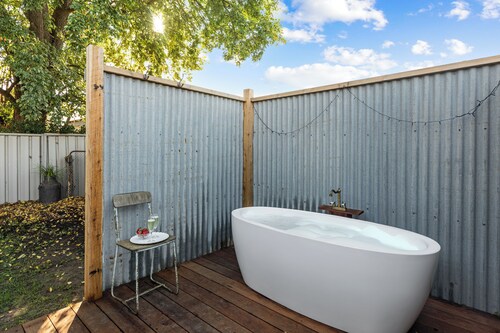 Queenie’s Cottage – Romantic Getaway with Outdoor Bath