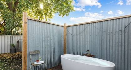 Queenie’s Cottage – Romantic Getaway with Outdoor Bath