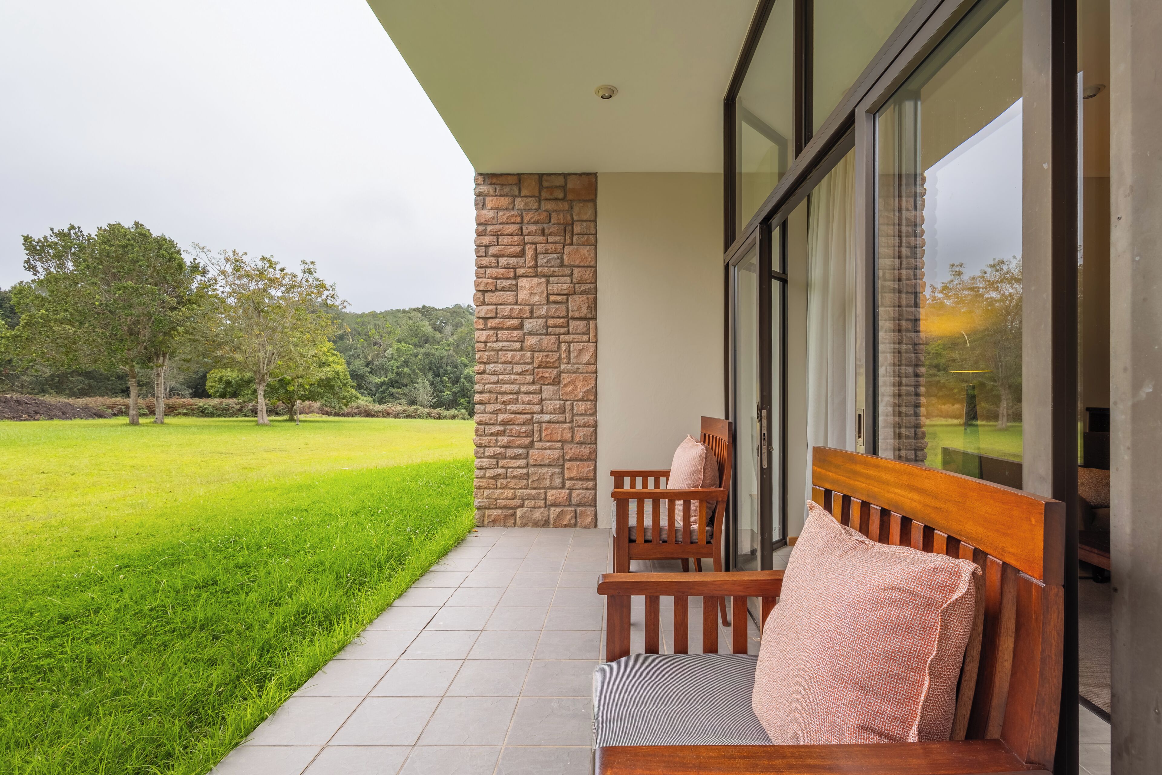 Suíte, varanda, vista para o jardim | Terraço/pátio