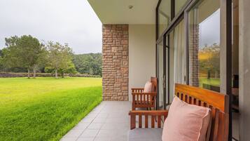 Suíte, varanda, vista para o jardim | Terraço/pátio