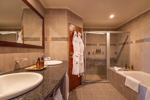 A modern bathroom with two sinks, a glass shower enclosure, and a bathtub. - Plateau Country House (Nature's Valley)