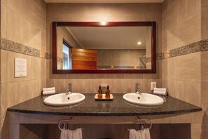 Separate bathtub and shower, hair dryer, slippers, towels - Plateau Country House (Nature's Valley)