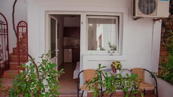 Economy Studio, Patio | Outdoor dining