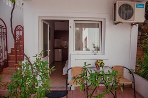 Studio Ekonomi, patio | Tempat makan outdoor