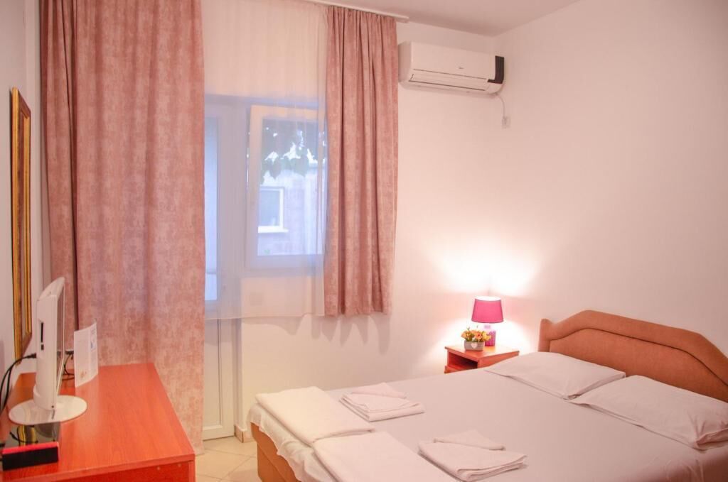 Economy Studio, Patio | Soundproofing, iron/ironing board, free WiFi