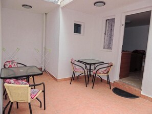 Studio Basic, patio | Tempat makan