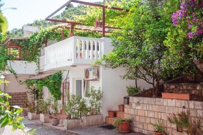 Studio Ekonomi, patio | Halaman properti