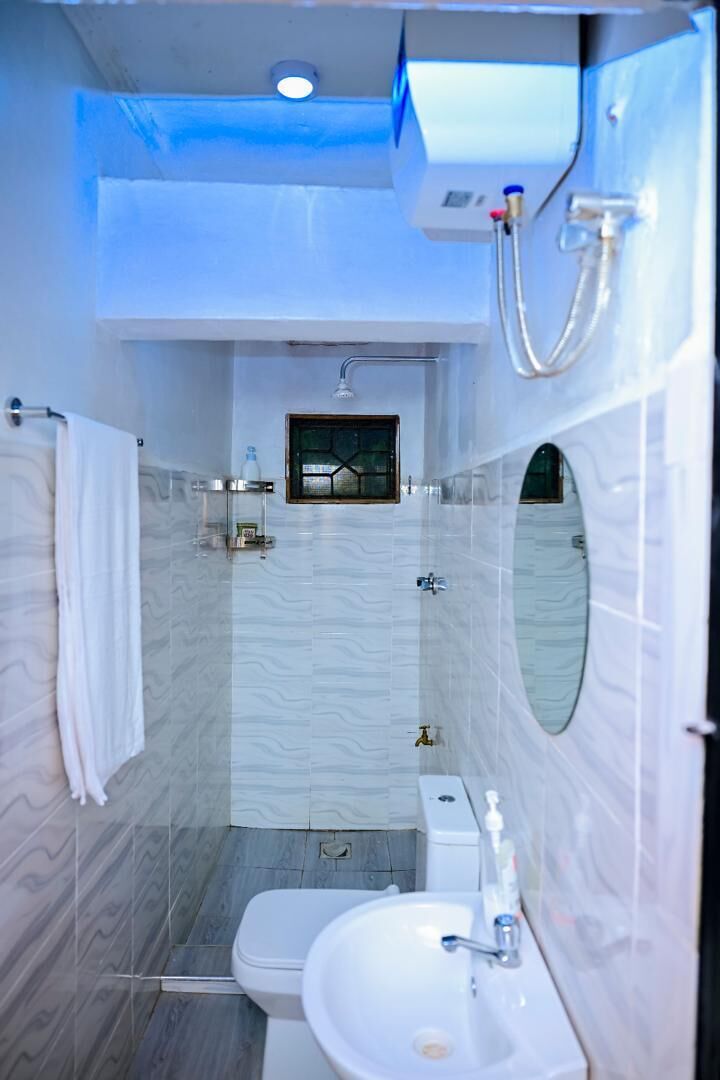 Ducha, secador de pelo, toallas, jabón