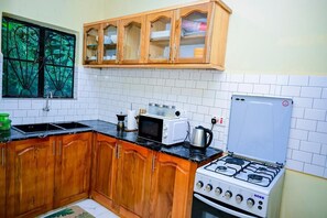 Minijääkaappi, mikroaaltouuni, uuni, astianpesukone
