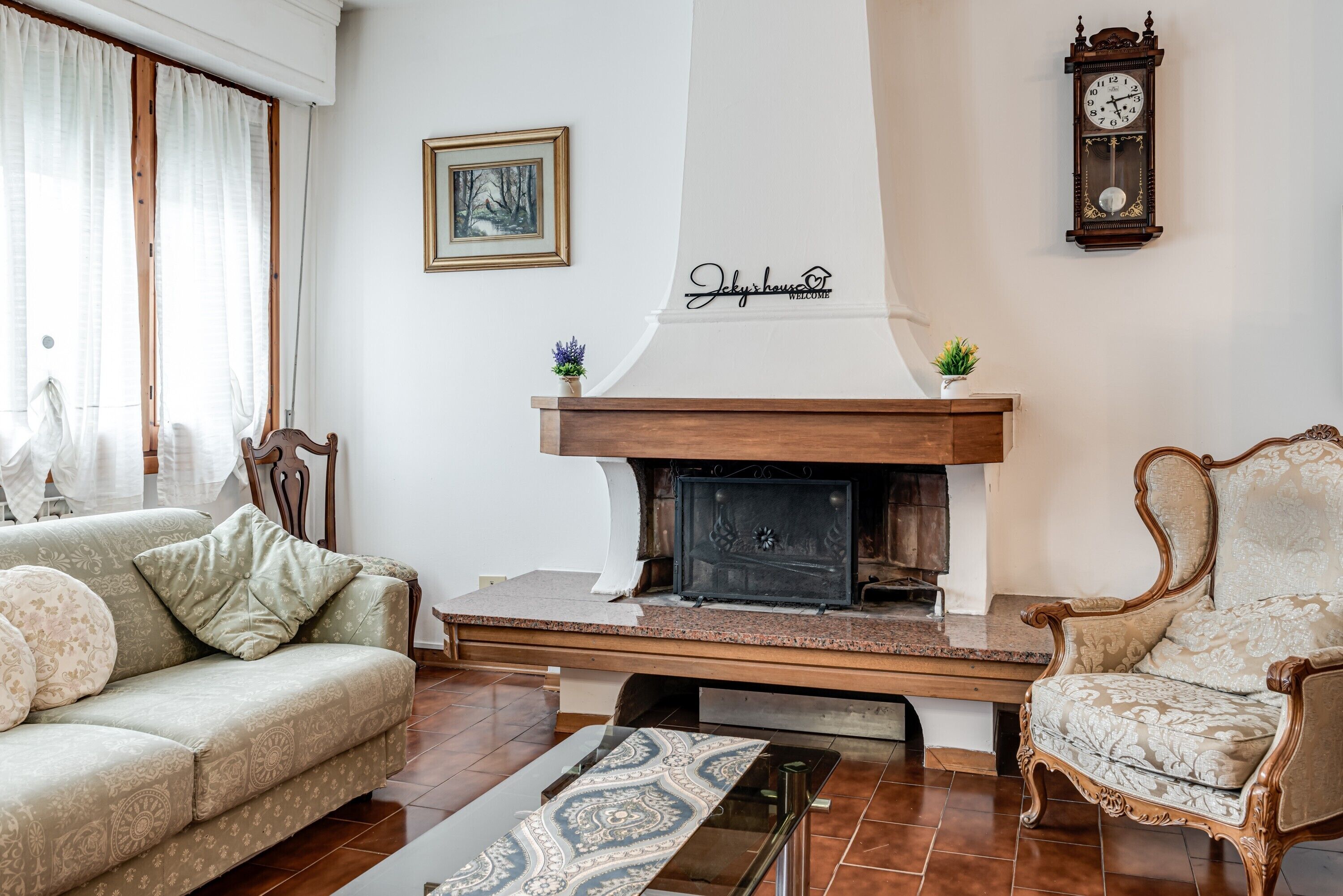 TV, fireplace