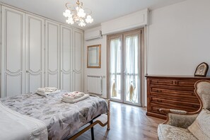 Tabla de planchar con plancha, wifi, ropa de cama