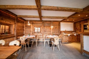 Dining - Apartment 'Schwalbennest' with Mountain View, Shared Garden and Wi-Fi (Durago di Dentro)