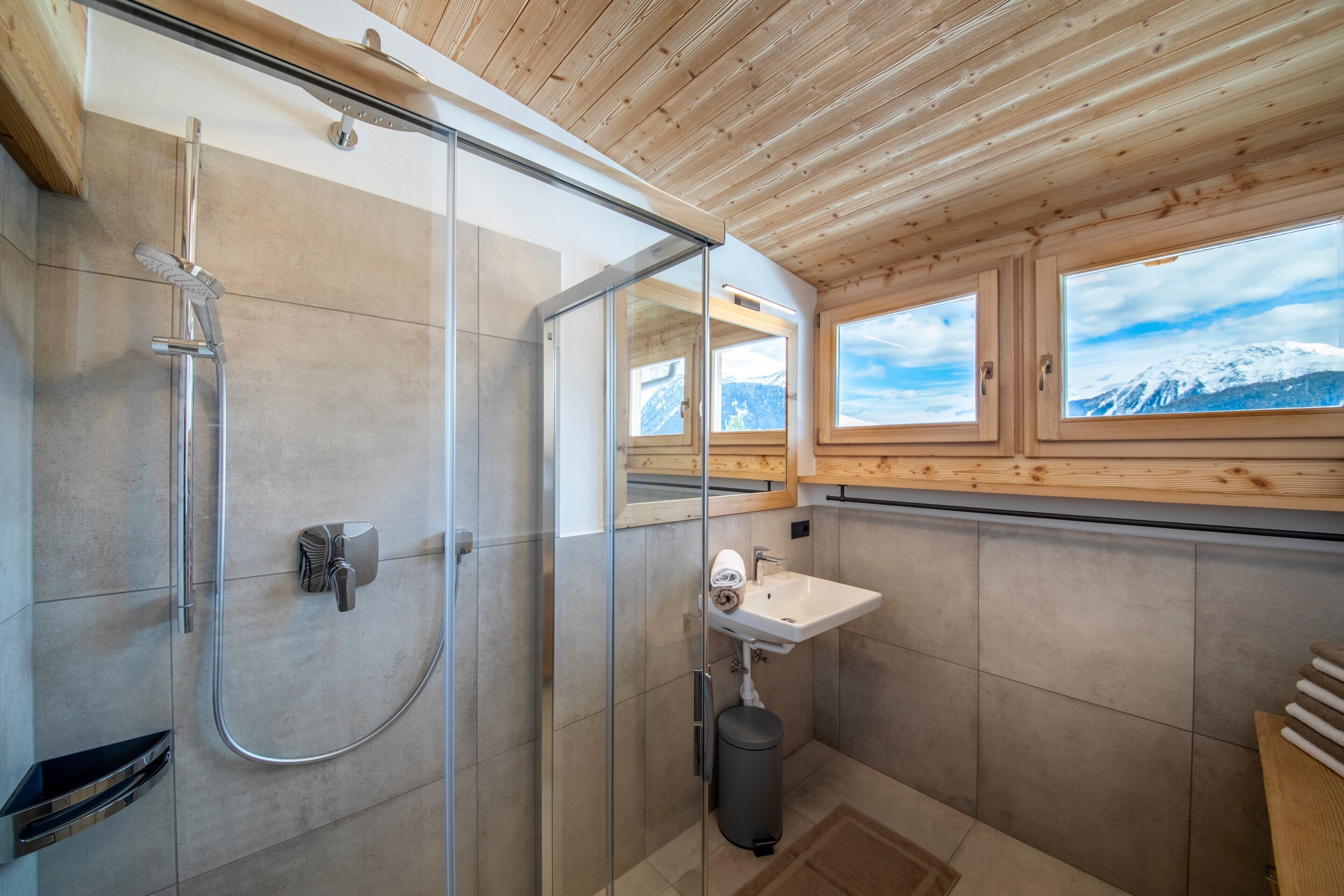 Dusche, Haartrockner, Handtücher