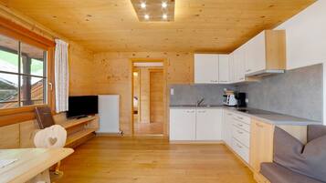 Wasserkocher mit Kaffee-/Teezubehör, Kühlschrank, Ofen, Herdplatte