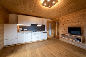 Frigorifero, forno, piano cottura, lavastoviglie