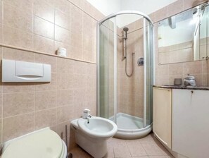 A bathroom with a glass-enclosed shower, a bidet, and a toilet. - Hostdomus - King Suite (Marina di Andora)