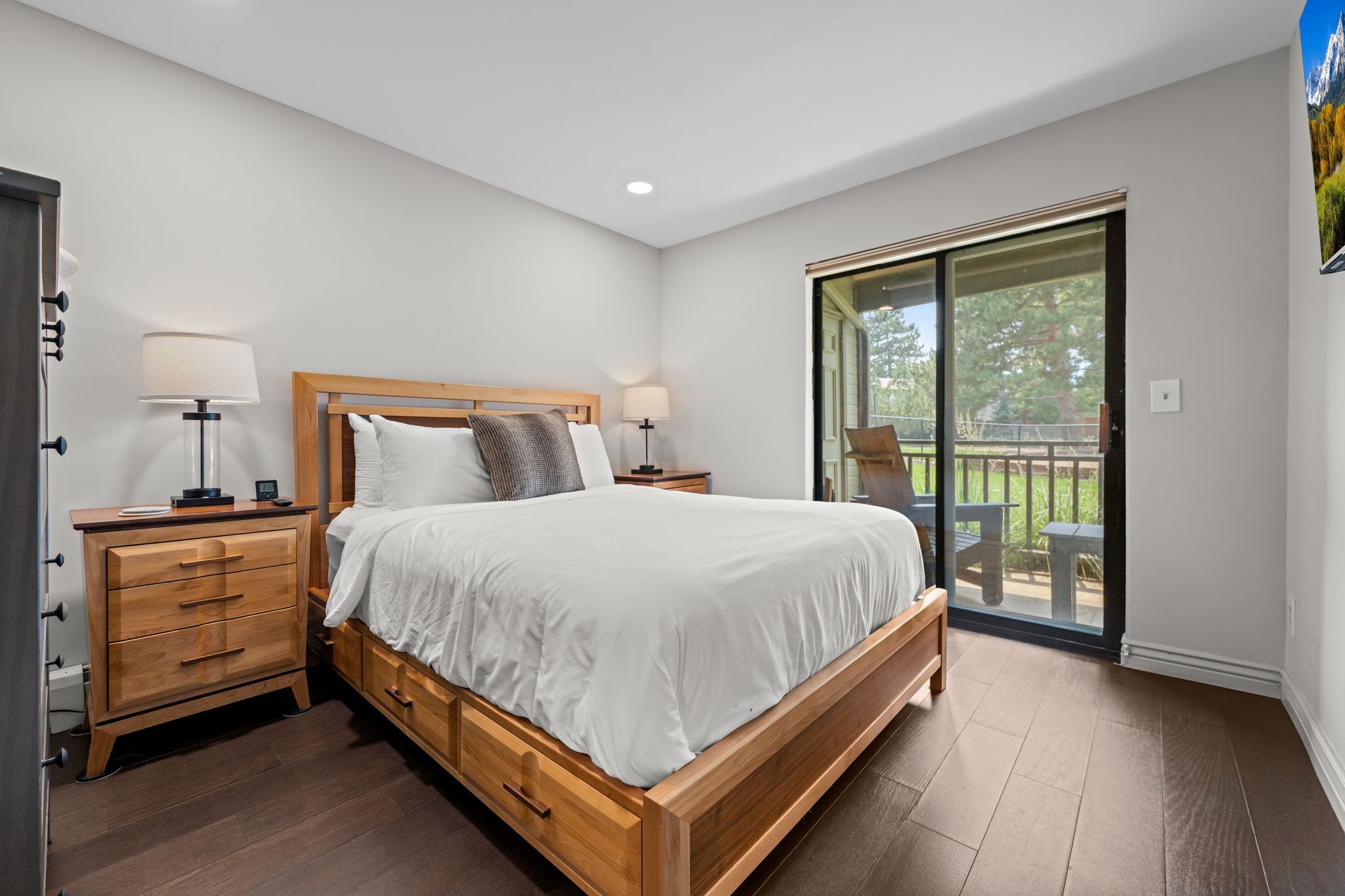 2 bedrooms, desk, WiFi (free), bed sheets