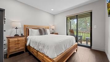 2 bedrooms, desk, WiFi (free), bed sheets