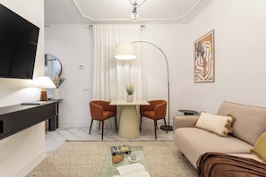 Living area - Discover this sophisticated apartment located on General Pardiñas Street, in the heart of the Salamanca district, one of Madrid's most exclusive and well-connected areas. (MADRID)